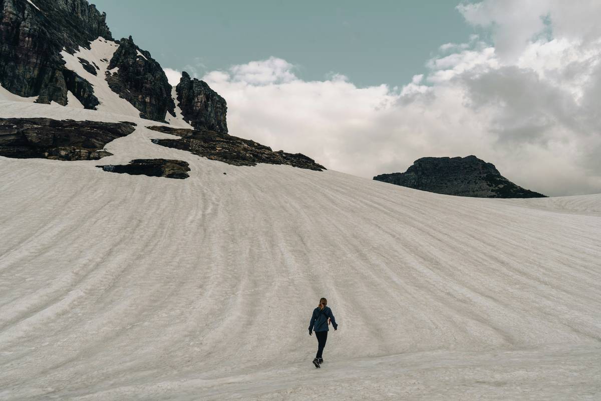 Sunrise view over snow-covered mountains in Banff National Park